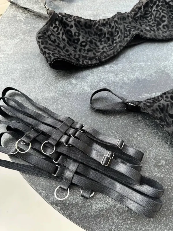 Склад матеріалу: 95% поліестер, 5% еластан.