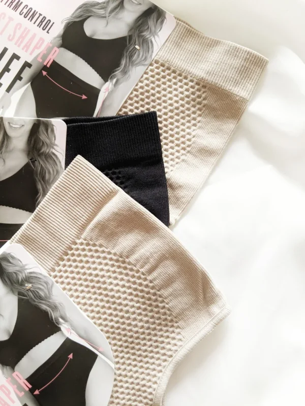 Висока конструкція трусиків надійно фіксує посадку на тілі.