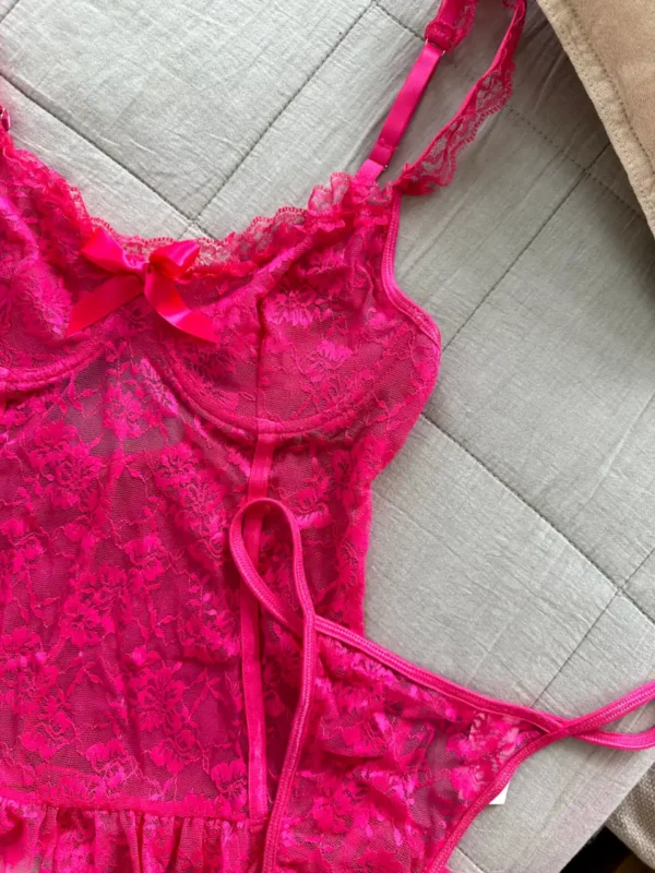 Нижній край оздоблений рюшами.