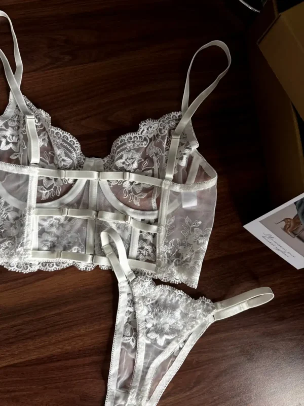 Спереду й ззаду — трикутні вставки з прозорої сітки, оздоблені тією ж вишивкою, що й топ.