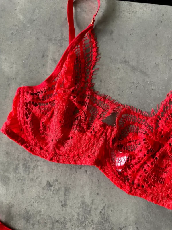 Еластичне мереживо з фігурним візерунком, прозора сітка, м’яка текстура, приємна до тіла.