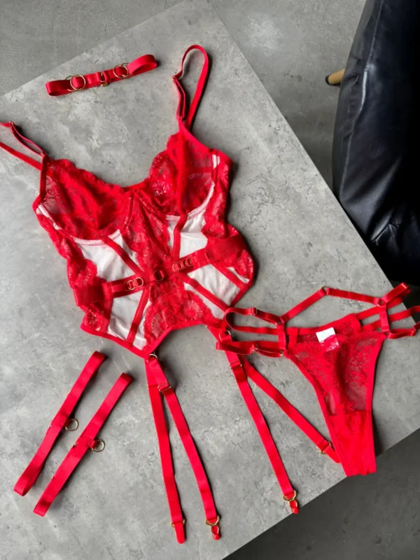 Корсетний бюстгальтер із м’якою чашкою на кісточках — витончений фасон і мереживний візерунок у формі метелика.