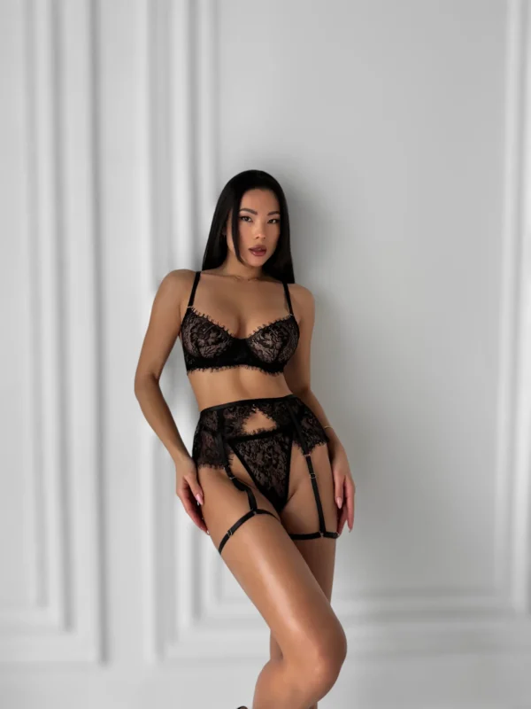 Підв’язки — з регуляторами довжини, кріпляться до пояса, завершують образ.