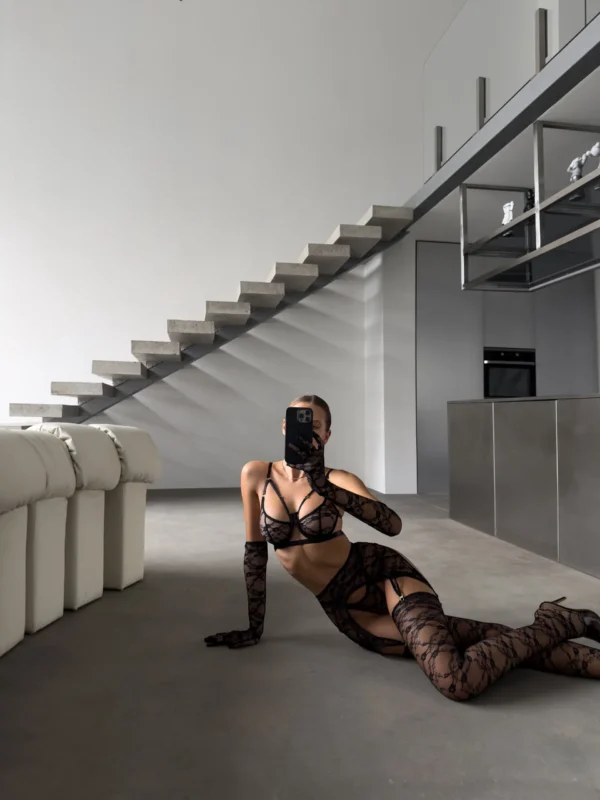 Пояс для панчох із мереживом, фіксується на талії.