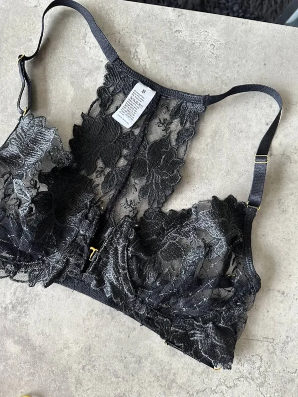 Бюстгальтер з мереживними чашечками на кісточках, трусики-стрінги на регуляторах із подвійними шлейками, пояс із підв'яз...