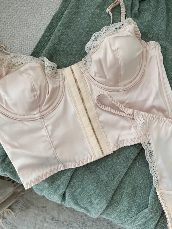 Гладкий еластичний матеріал преміум-якості з делікатною мереживною обробкою, знімні вкладиші для індивідуального комфорт...