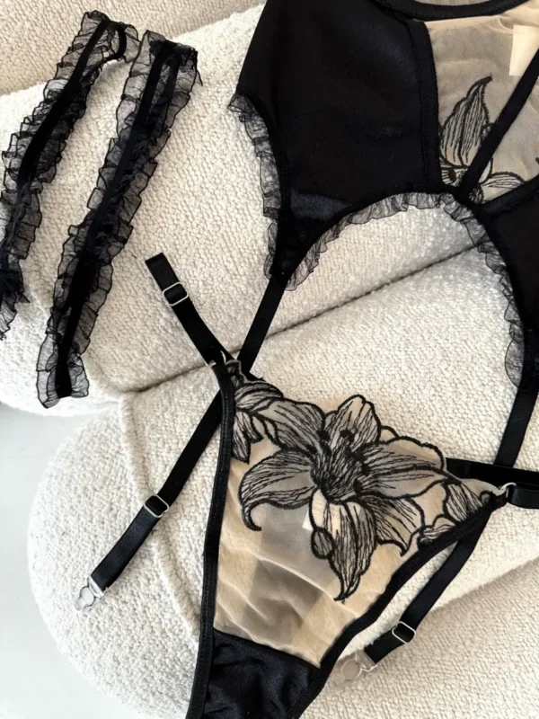 Стрінги з регульованою посадкою, відкритий дизайн, акцент на стегнах.