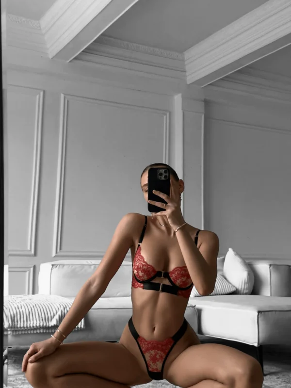 Гартери — в комплекті, кріпляться до пояса, мають регулятори довжини.