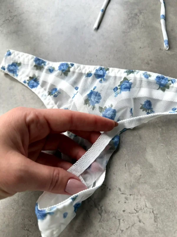 Обидва елементи виконані з м’якої прозорої сітки, прикрашеної ніжним квітковим принтом.