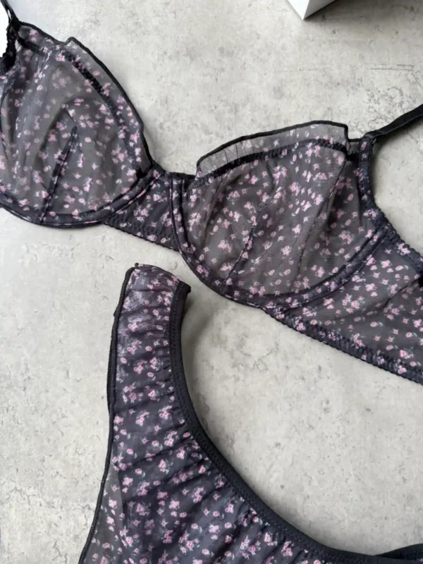 Прозорий бюстгальтер із м’якою чашкою на кісточках — ніжно підтримує та формує силует.