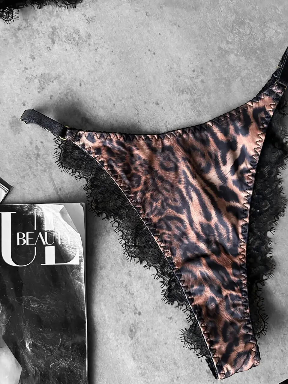 Бюстгальтер з чашечками на кісточках, шлейки з регуляторами довжини, трусики-бразиліана із завищеною посадкою та боковим...