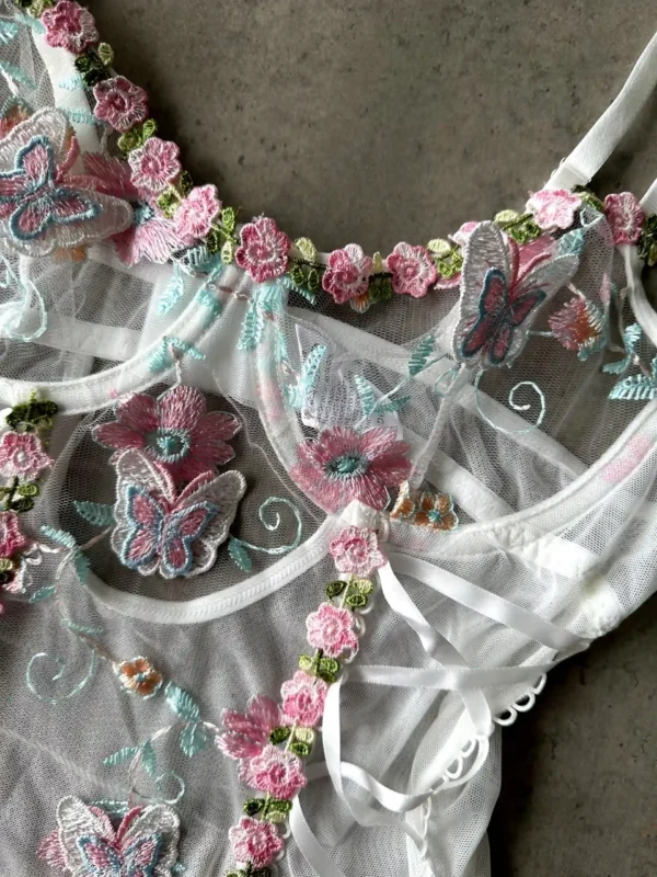 Вид ззаду підкреслює графічність і витонченість силуету.