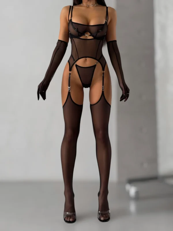 ▪️ Трусики — прозорі стрінги з металевими елементами.