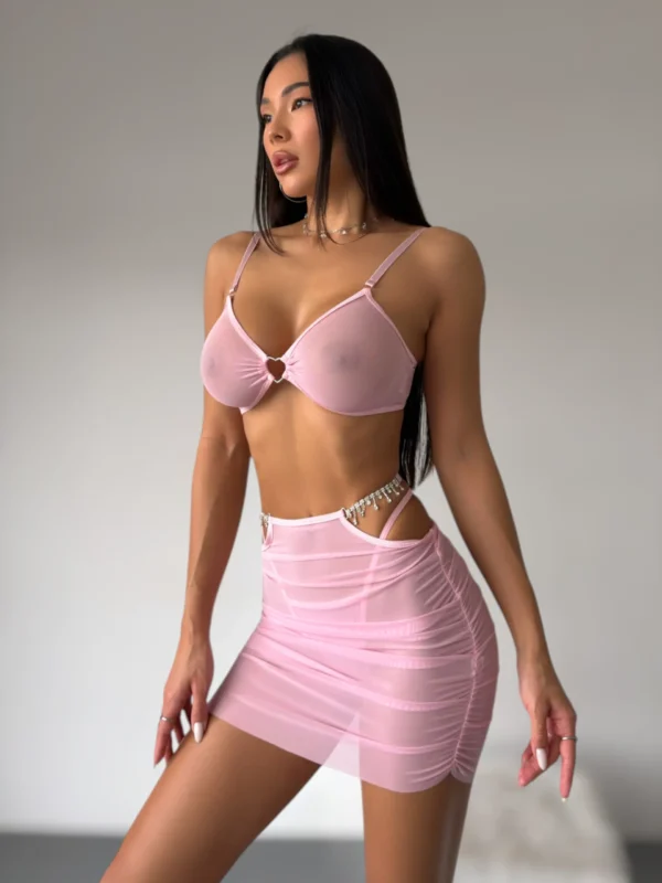 Комплект створений для особливих моментів, коли хочеться бути яскравою, сміливою і бажаною.