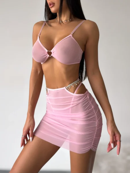 Цей комплект — про жіночність, магнетизм і бажання бути бажаною.