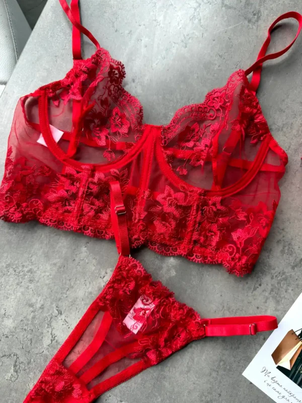 Трусики-стрінги з високою посадкою.