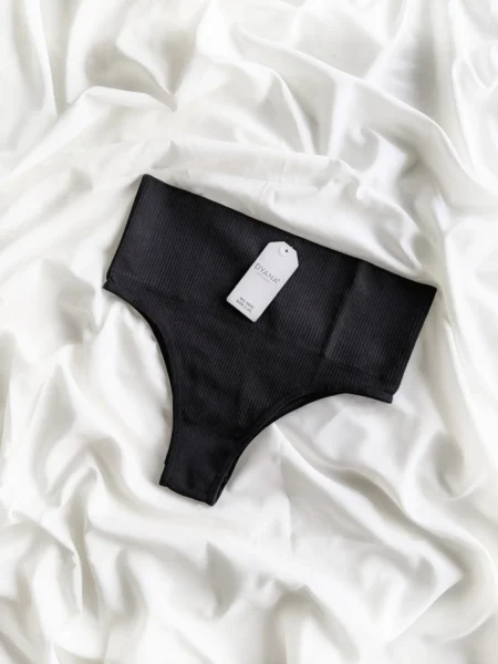 Еластичний, м’який, приємний до тіла матеріал.