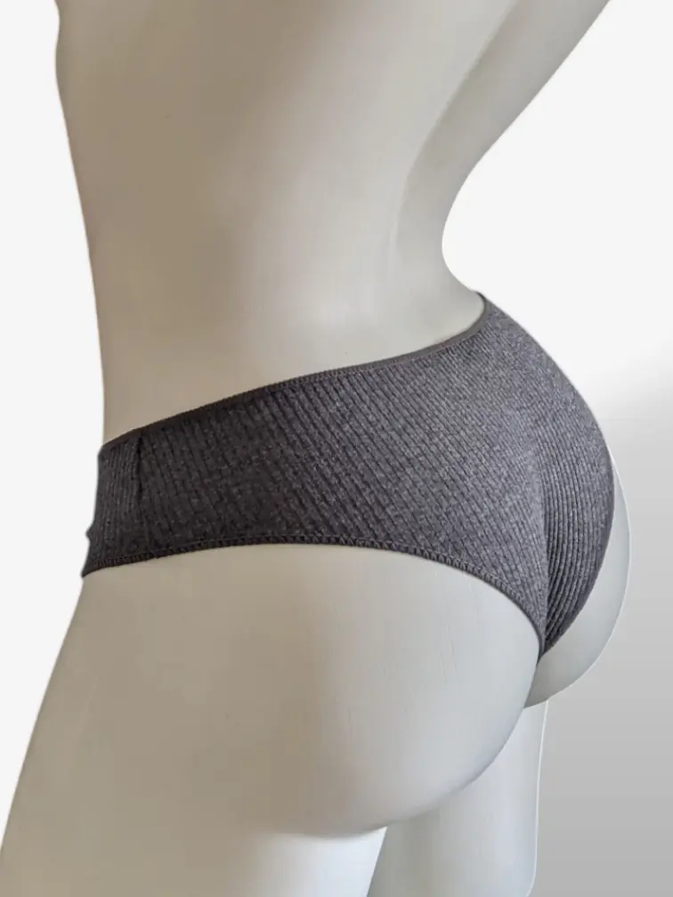 Натуральний матеріал — тонкий, дуже м’який, легкий і добре дихаючий.