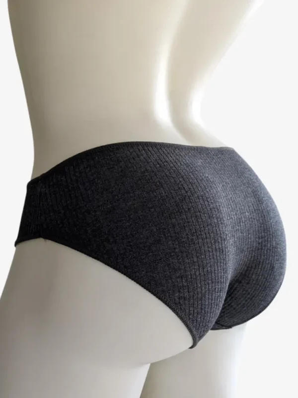 Натуральний матеріал — тонкий, дуже м’який, легкий і добре дихаючий.